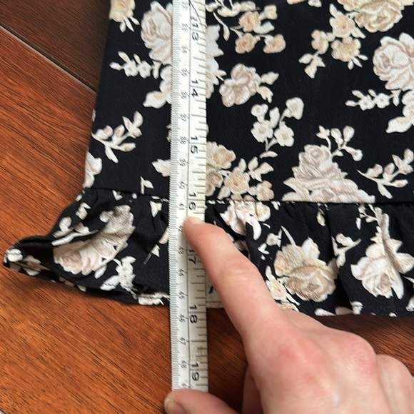 LOVESHACKFANCY Puff Sleeve Plunging V Neck Dark Floral Blouse w/ bow size 2 silk - Picture 5 of 6